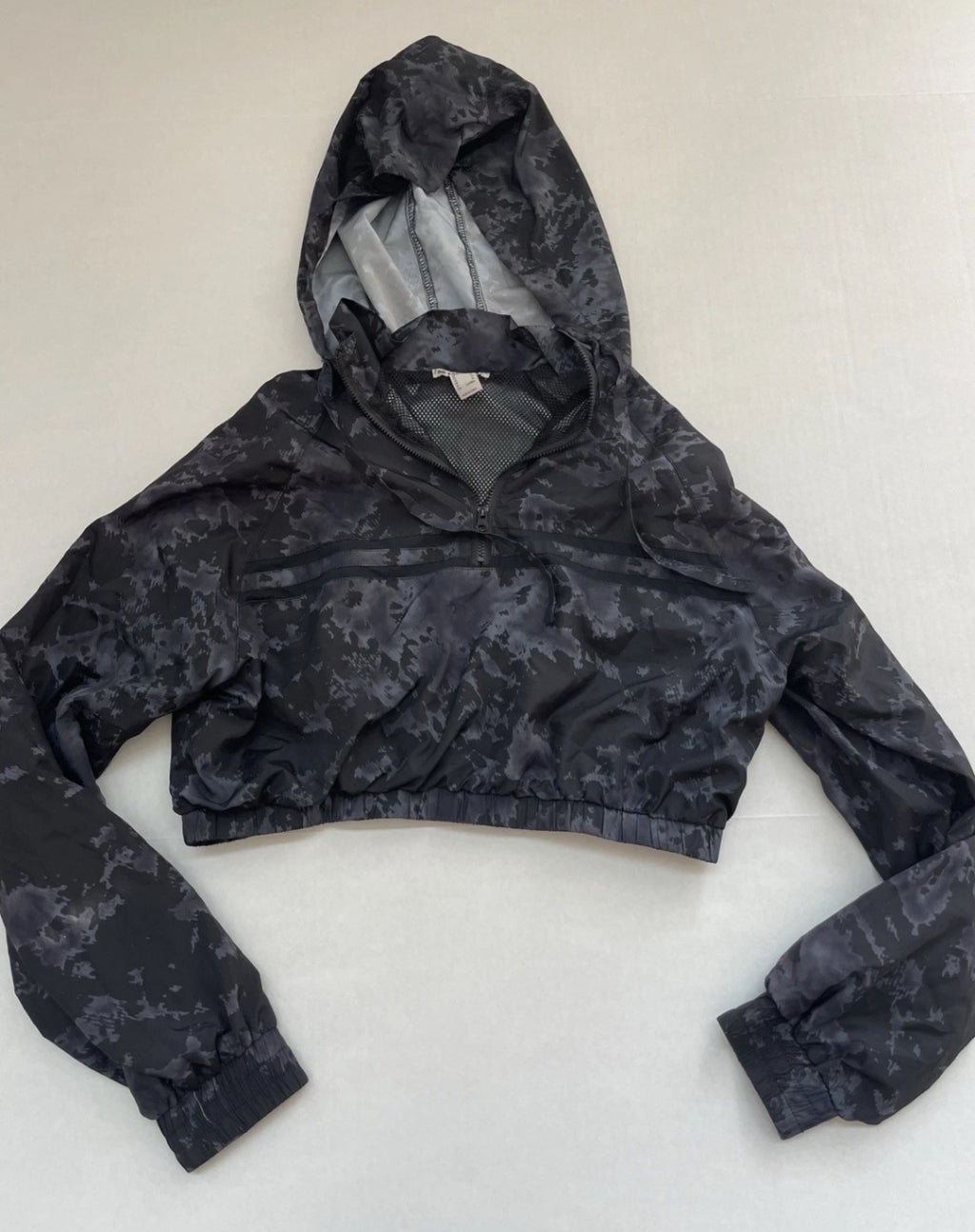 Forever 21 Zip Up Wind Breaker Medium Black and Gray Camouflage Synthetic/Polyester