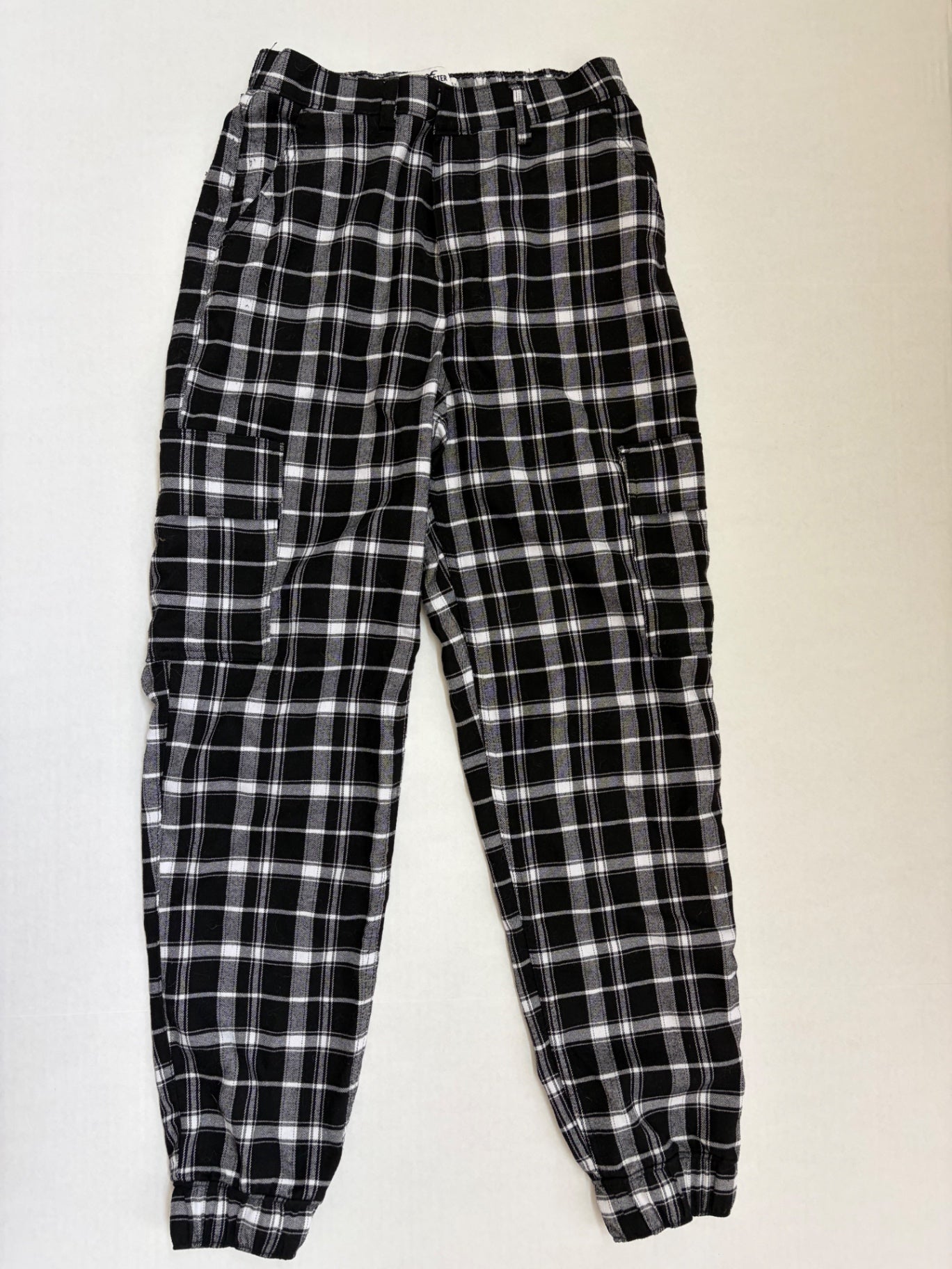 Hollister Pants Small Black and white Polyester and Viscose, Elastane (with a checkered pattern and plaid design)