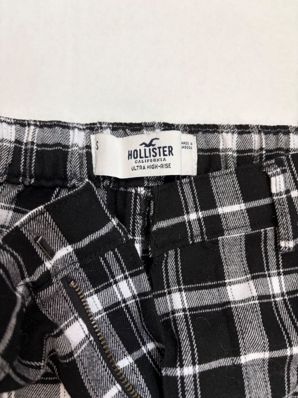 Hollister Pants Small Black and white Polyester and Viscose, Elastane (with a checkered pattern and plaid design)