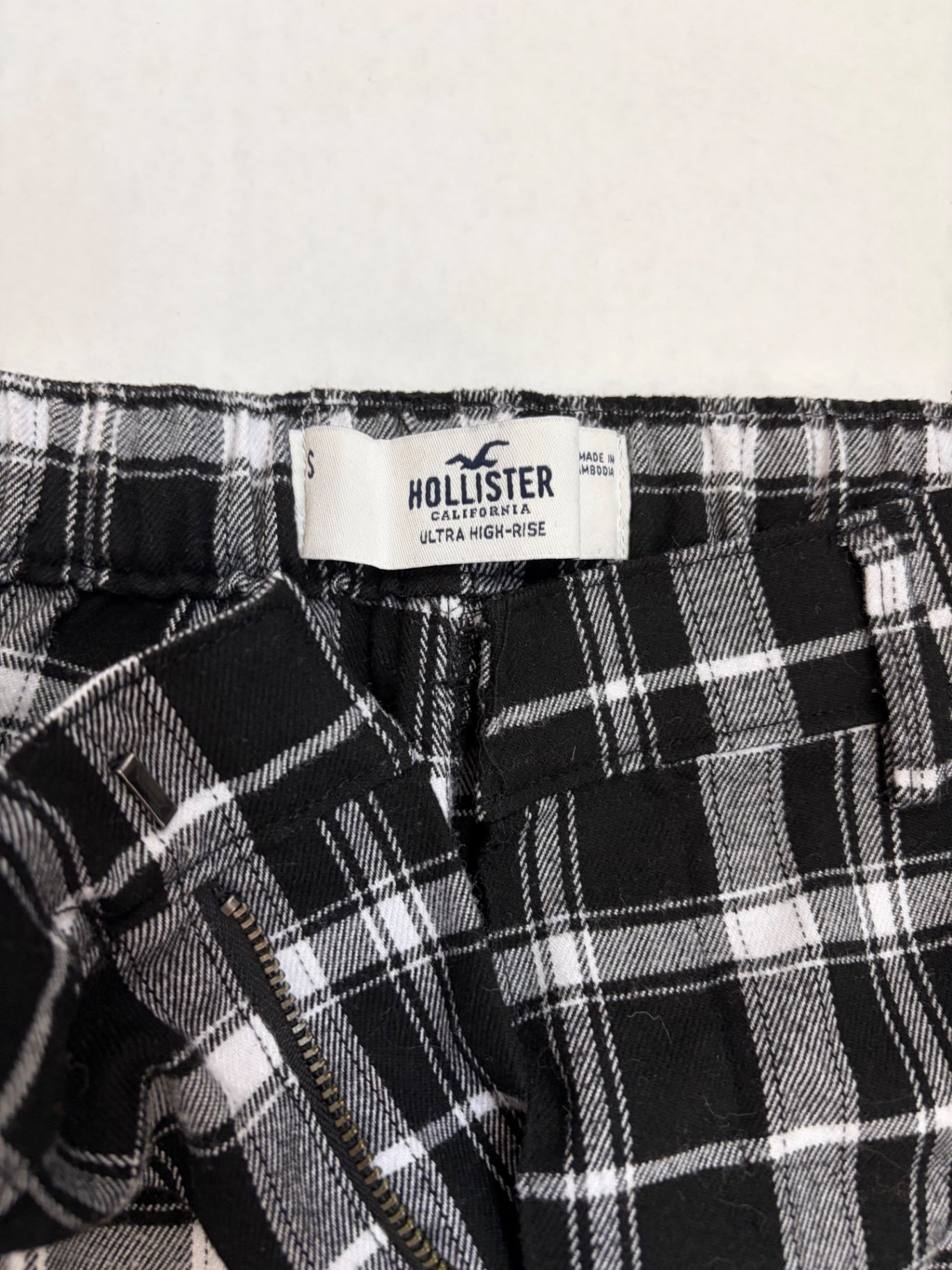 Hollister Pants Small Black and white Polyester and Viscose, Elastane (with a checkered pattern and plaid design)